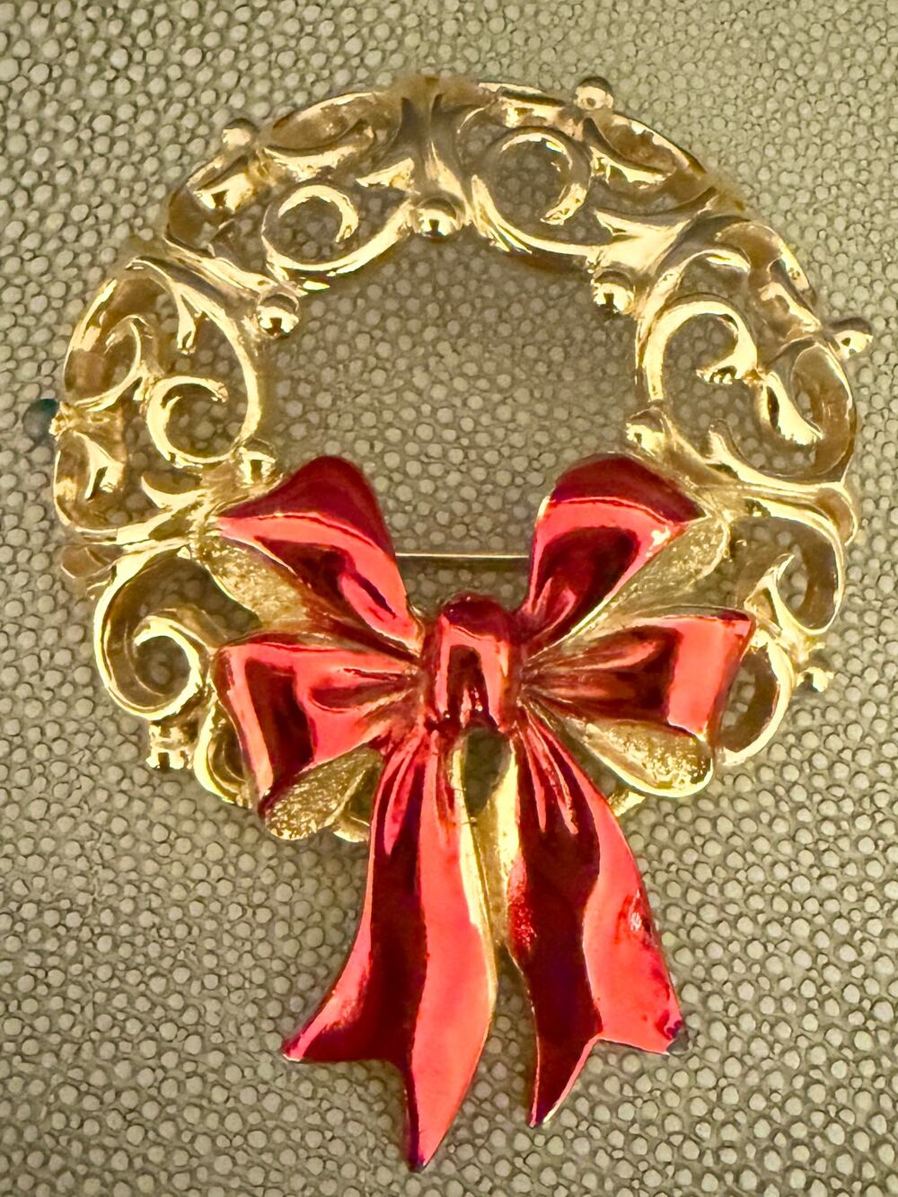 Vintage Avon Gold Tone Filigree Christmas Wreath Brooch Pin Red Enamel Bow 80s